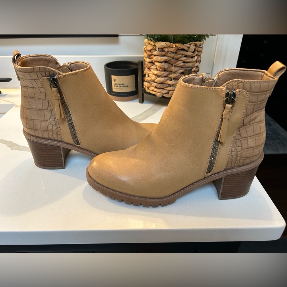 Bare trap ankle boots